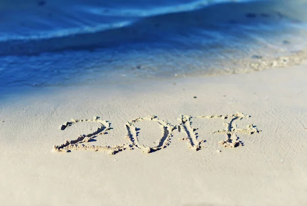 Gelukkig nieuw jaar 2017. Zand schrijven. — Stockfoto