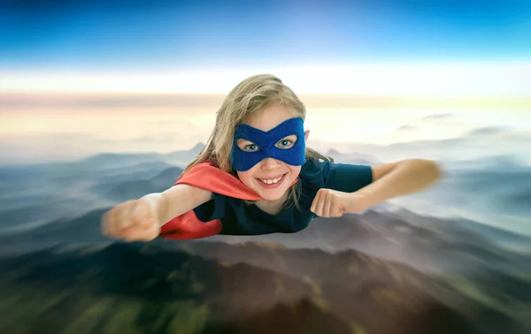 Enfant super-héros volant à travers la planète . — Photo