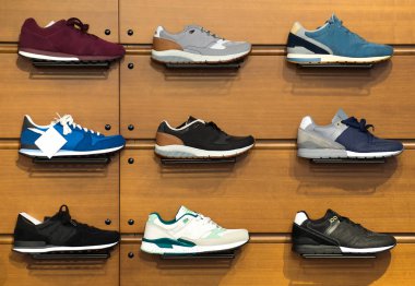 Büyük koleksiyon farklı spor ayakkabı.