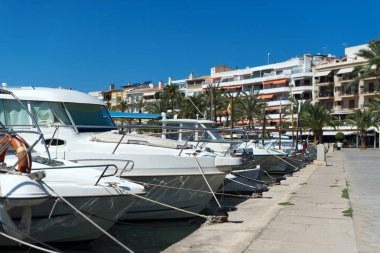 Birçok yat ve tekne liman.