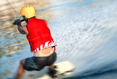 Wakeskate yapan adam. Kablolu Wakeboard.