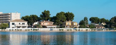 Gölet yakınındaki birkaç evler. Alcudia, Mallorca.