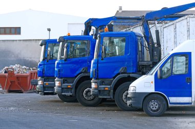 Kaç çöp kamyonları park yerinin üzerinde.