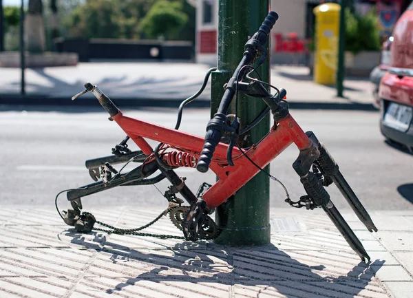 Rodas roubadas na bicicleta estacionada . — Fotografia de Stock