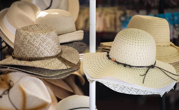 Chapeaux de paille à vendre sur le marché. — Photo