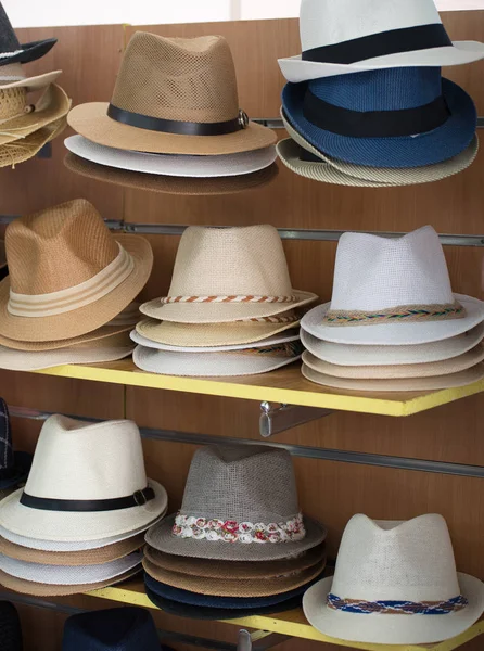 Variedad de sombreros para la venta en el mercado . — Foto de Stock