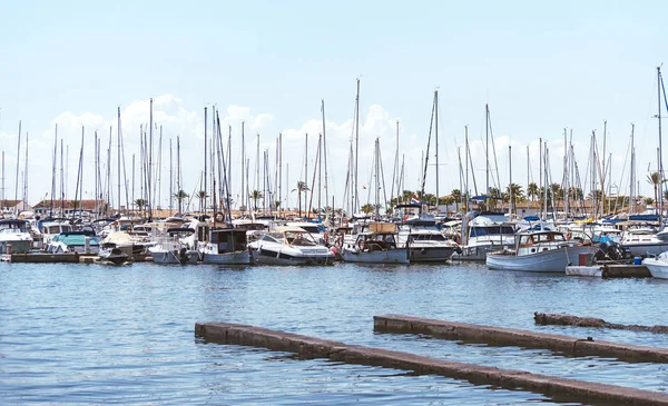 Veel jachten en boten in de haven. — Stockfoto