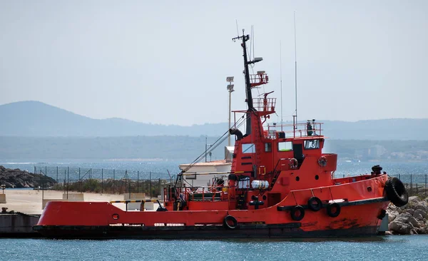 Remolcador rojo en el puerto . —  Fotos de Stock