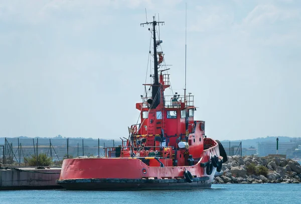 Röd bogserbåt i hamnen. — Stockfoto