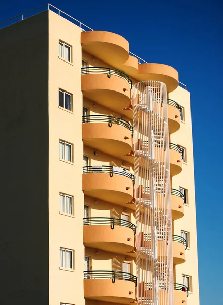 Tropická činžovní dům s balkonem a žebřík. — Stock fotografie