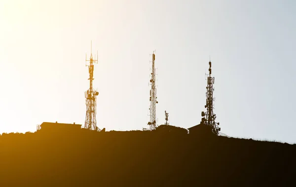 Torri di telecomunicazione con antenne al tramonto . — Foto Stock