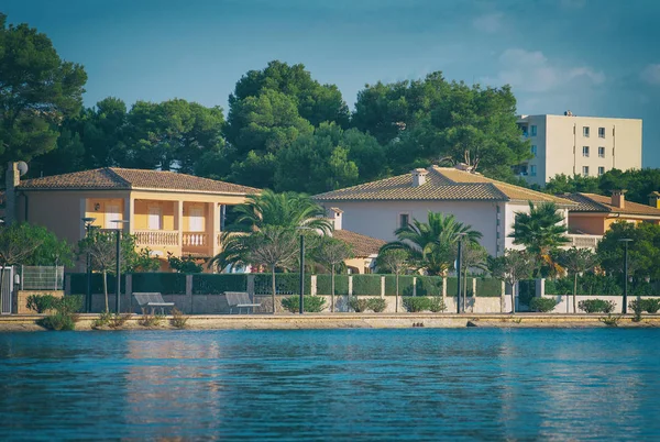 池の近くのいくつかの住宅。マヨルカ島アルクディア. — ストック写真