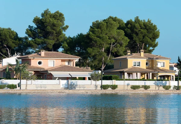 Varias casas cerca del estanque. Alcudia, Mallorca . — Foto de Stock