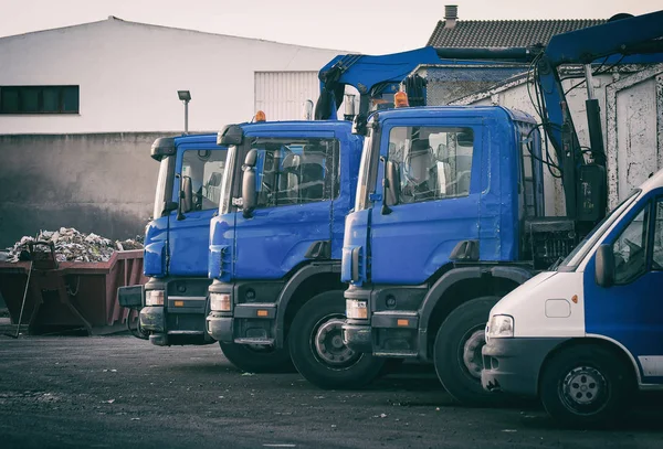 Poucos caminhões de lixo no estacionamento . — Fotografia de Stock