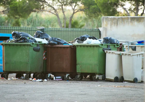 Cubos de basura llenos en la calle . —  Fotos de Stock