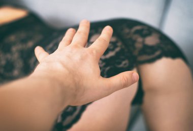 Seksi kadın popo dokunmaya çalışan erkek eli.