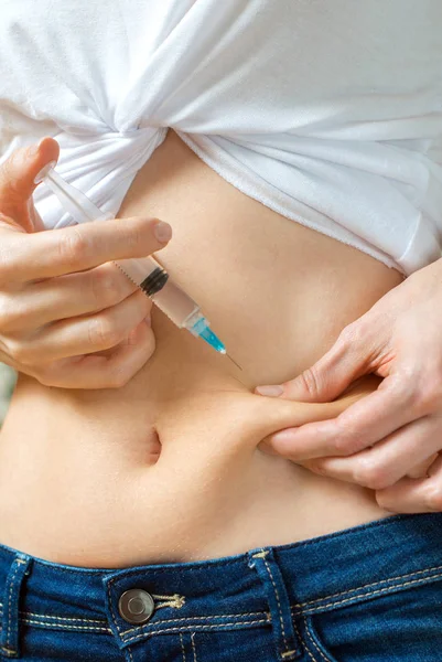 Vrouw geven zichzelf insuline schot injectie. — Stockfoto