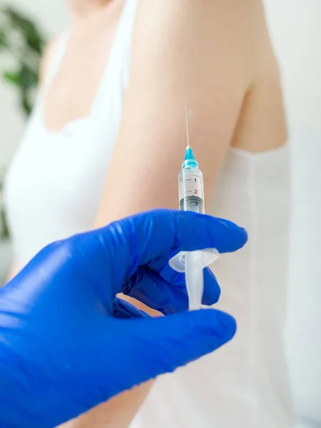 Doctor's hand holding syringe with injection. — Stock Photo, Image