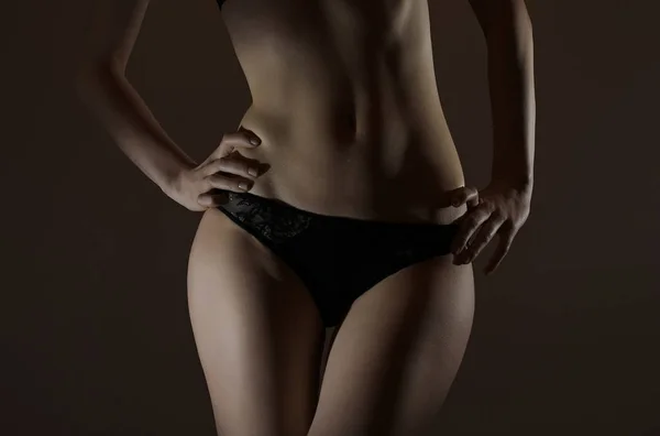 黒いパンツでスリムな女性の身体の正面図. — ストック写真