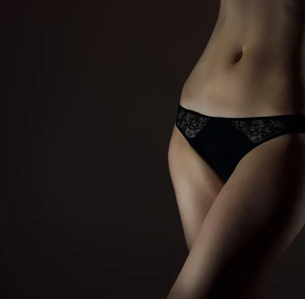 黒いパンツで性的な女性の身体の正面。テキストのためのスペース. — ストック写真
