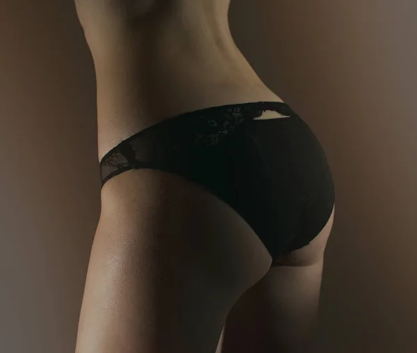 Seksualne kobiece pośladki w czarne majtki. — Zdjęcie stockowe