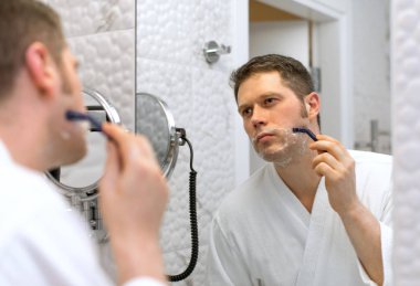 yakışıklı adam banyoda tıraş.