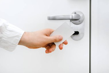 Otelin temassız anahtar kullanan adam.