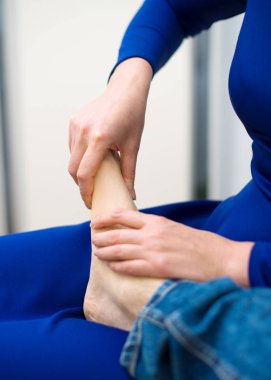 Evde adam kadının ayak masajı yapması.