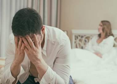 Genç çift seks ile ilgili sorunlar yaşıyorsanız üzgün.