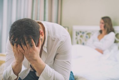 Genç çift seks ile ilgili sorunlar yaşıyorsanız üzgün.