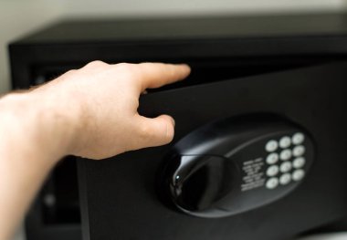 Adamın eli küçük kasayı açıyor..