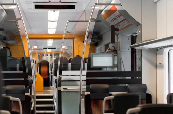 Modern Estonya tren içinde.