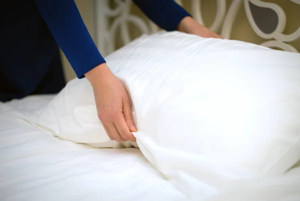 Serviço de quartos. Mulher fazendo cama no quarto de hotel. — Fotografia de Stock