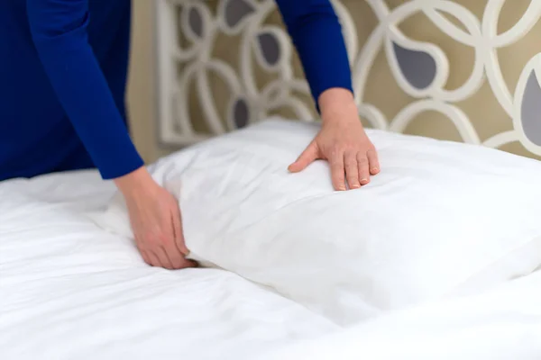 Servicio de habitaciones. Mujer haciendo cama en habitación de hotel. —  Fotos de Stock