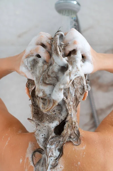 Kobieta, mycie głowy pod prysznicem. — Zdjęcie stockowe