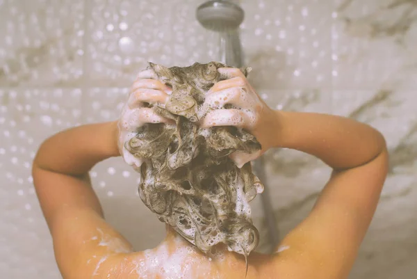 Frau wäscht ihren Kopf in der Dusche. — Stockfoto