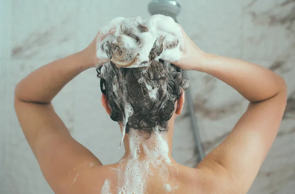 Femme se lavant la tête sous la douche . — Photo