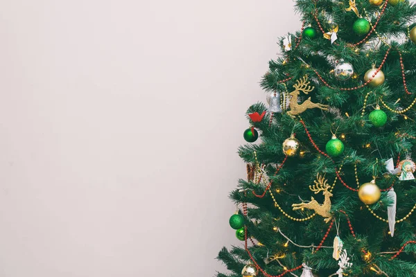 Zdobené vánoční strom. Místo pro váš text. — Stock fotografie