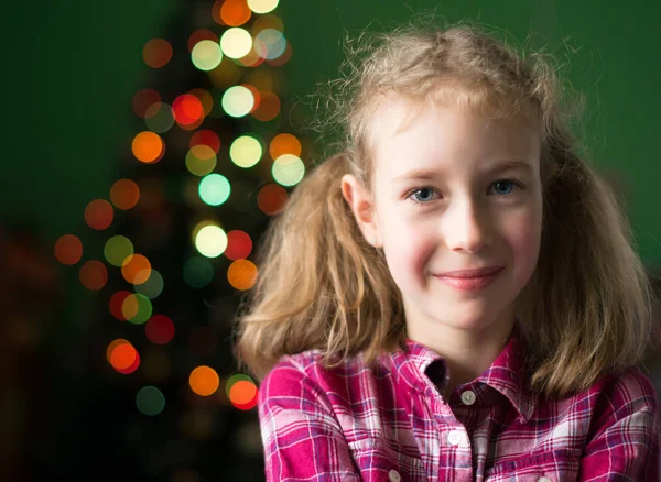 Menina feliz na frente da árvore de Natal . — Fotografia de Stock