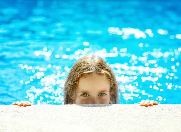 Piccola ragazza carina guardando fuori dalla piscina . — Foto Stock