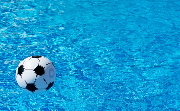 Piłka plażowa pływające w niebieski basen. Miejsca na tekst. — Zdjęcie stockowe