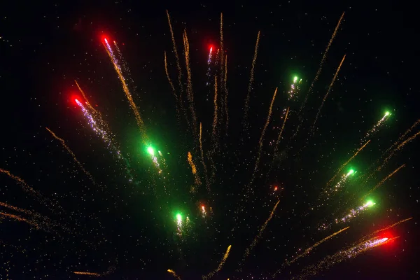 Fogos de artifício no céu. Celebração do ano novo. — Fotografia de Stock