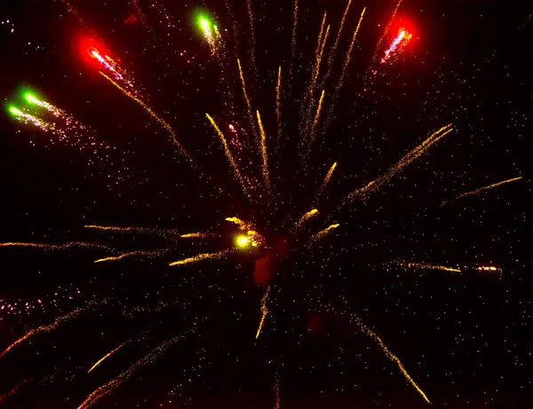 Fuochi d'artificio nel cielo. Celebrazione di anno nuovo. — Foto Stock