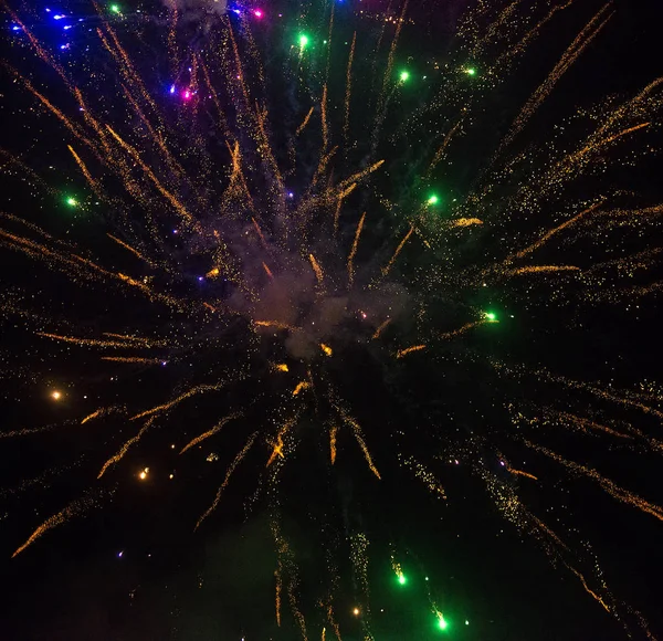 Feux d'artifice dans le ciel. Nouvel an célébration. — Photo