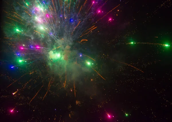 Fogos de artifício no céu. Celebração do ano novo. — Fotografia de Stock