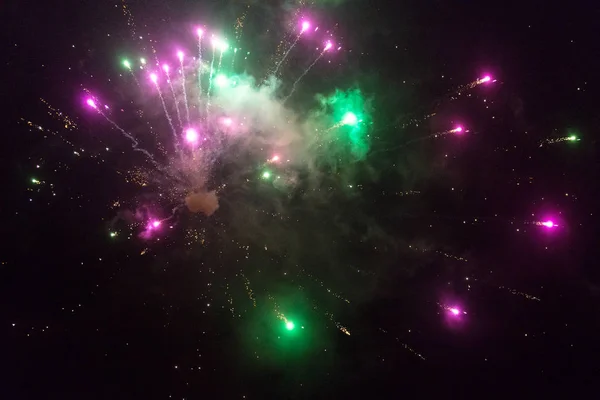 Fogos de artifício no céu. Celebração do ano novo. — Fotografia de Stock