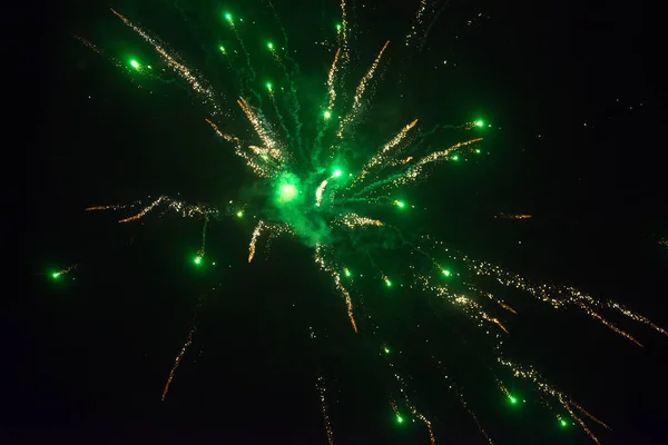 Fogos de artifício no céu. Celebração do ano novo. — Fotografia de Stock