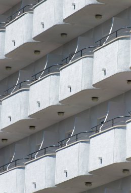 Dış tasarımı. Birçok otel balkon.