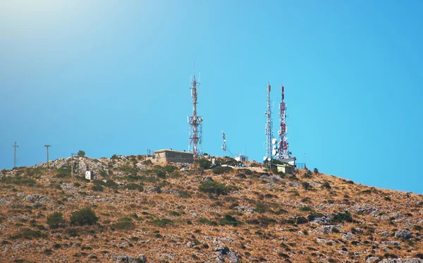 Torres de telecomunicaciones con antenas al atardecer . —  Fotos de Stock