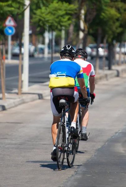 Dwóch sportowców, jazda na rowerach po mieście. — Zdjęcie stockowe